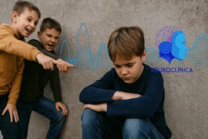 Copil victimizat prin bullying, în timp ce alți copii îl agresează verbal. Ilustrație NeuroClinica cu unde cerebrale.