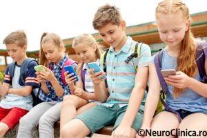 copii privind telefoanele la masa – dependenta de ecrane la copii