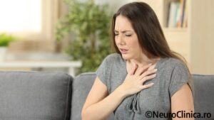 Femeie speriată, simptom de anxietate, imagine folosită de NeuroClinica