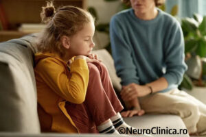 Copil supărat și părinte care încearcă să discute – dificultăți emoționale și lipsa limitelor.