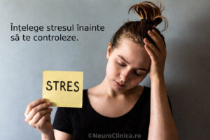 Femeie ținând un bilețel cu textul „STRES”, sugerând epuizare și suprasolicitare psihică